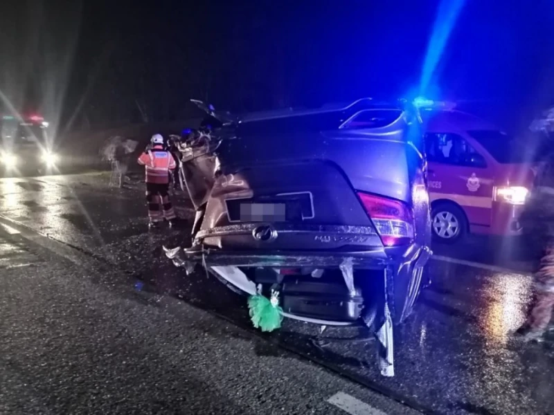 5車連環撞致2車翻覆　13人受輕傷送院治療