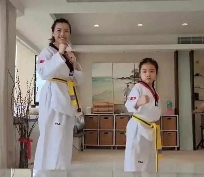 陳茵媺陪女兒學跆拳道　由黃綠帶晉級到綠帶