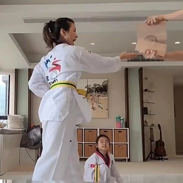 陳茵媺陪女兒學跆拳道　由黃綠帶晉級到綠帶