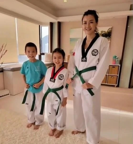 陳茵媺陪女兒學跆拳道　由黃綠帶晉級到綠帶