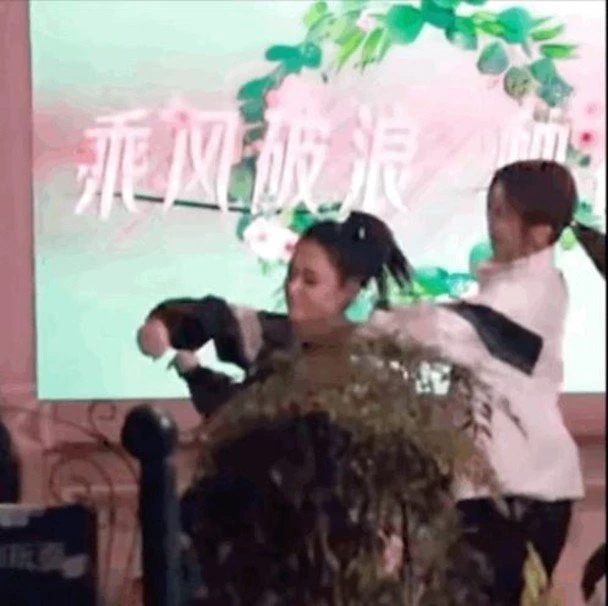 【乘風破浪的姐姐】謝娜被爆當眾調侃阿嬌身材　網怒：退圈吧！