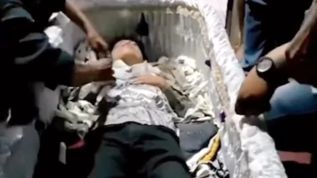 疑為逃債躲進棺材裝死 印尼男子「起死回生」惹禍上身