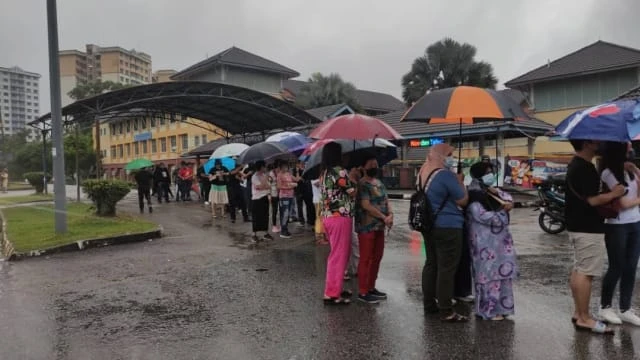 焦點戰區依斯干達公主城 選民雨中排隊等投票