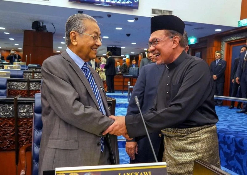 「當上首相的人請舉手」　安華拜相路的經典照片滿滿回憶殺