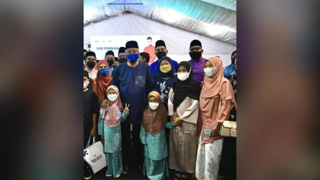 馬國父母因冠病雙亡 八名兄弟姐妹被首相領養當孫