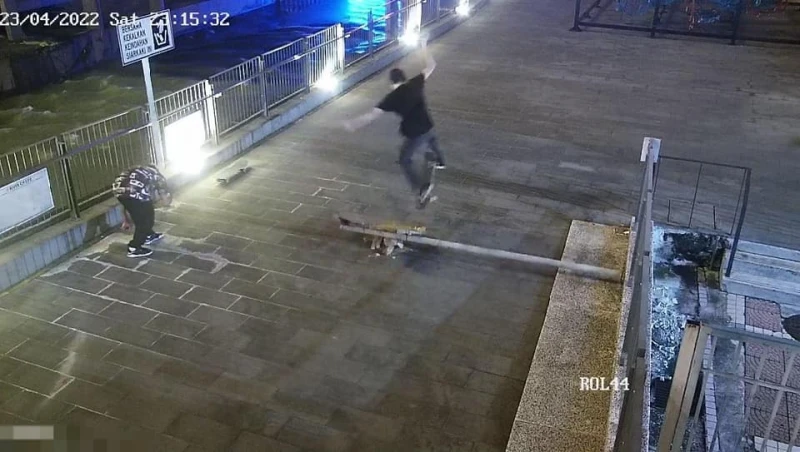 大馬警方追緝破壞王！  隆市路牌遭青年拆下當滑板　