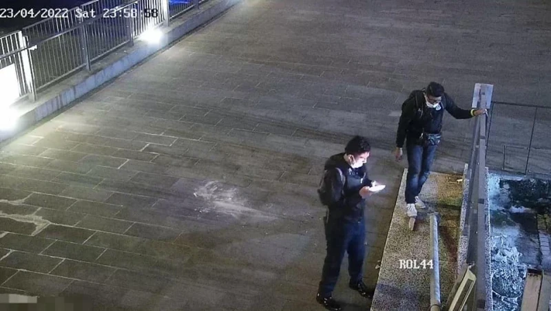 大馬警方追緝破壞王！  隆市路牌遭青年拆下當滑板　