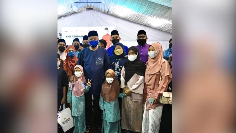 父母因冠病雙亡  大馬首相領養8孩童當孫