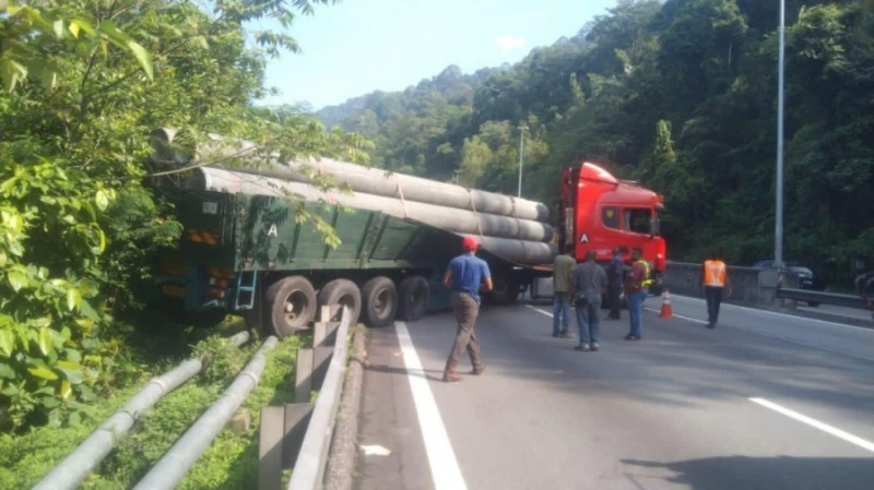 南北大道北上265.1公里羅里意外關車道 道路使用者受促計劃路程