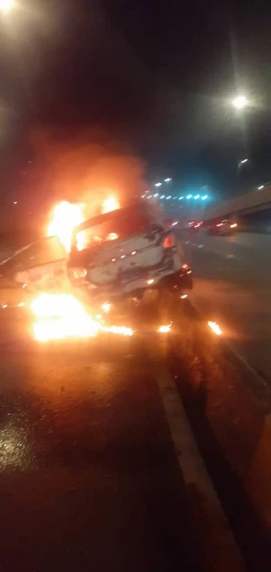 轎車失控撞分界堤　司機慘被燒成焦屍