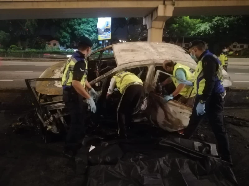 轎車失控撞分界堤　司機慘被燒成焦屍