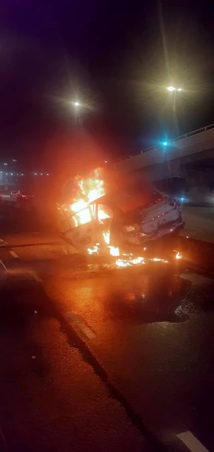 轎車失控撞分界堤　司機慘被燒成焦屍