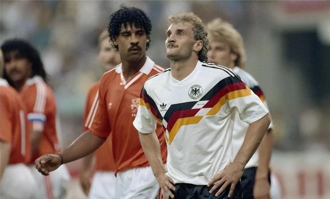 現實版大空翼——《FIFA23》英雄卡背後的世界盃往事