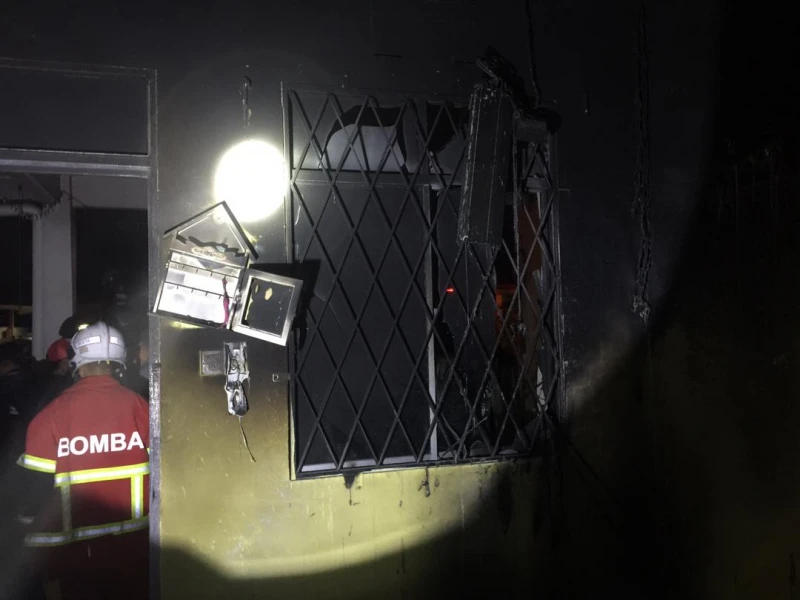 斗湖某間排屋內部焚燬