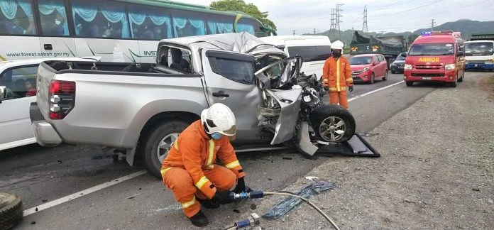 皮卡與10噸羅里迎面相撞   青年司機夾斃車內