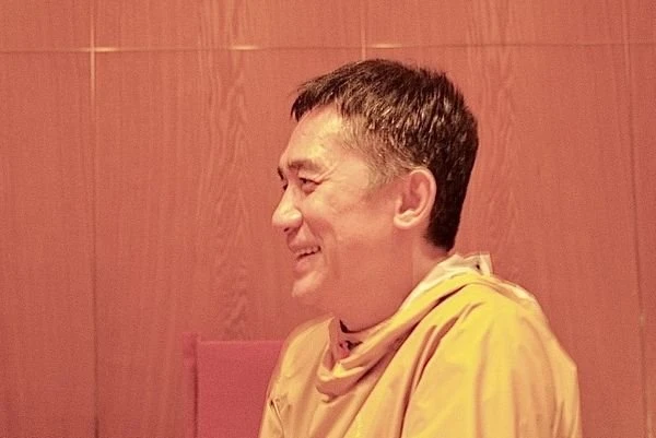 男神同框！ 　妻夫木聰化身「小粉絲」 與梁朝偉合照