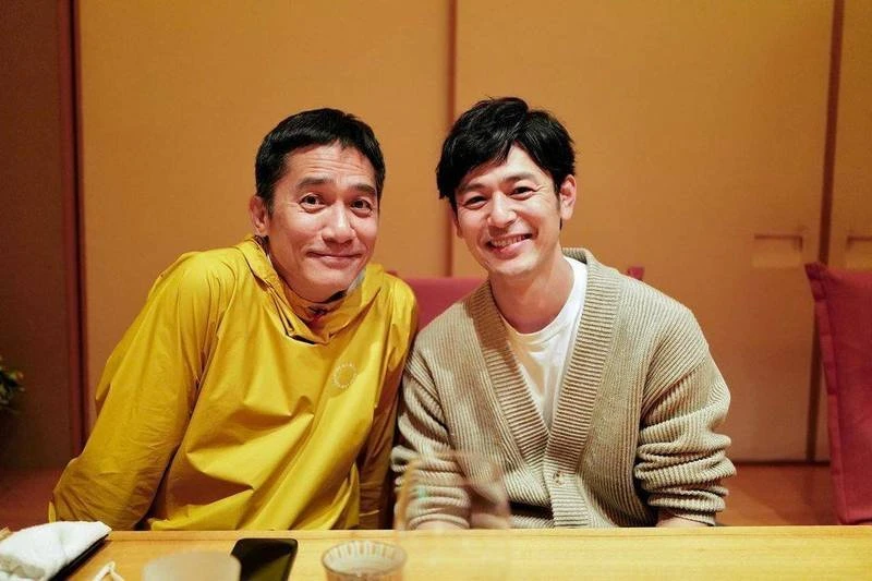 男神同框！ 　妻夫木聰化身「小粉絲」 與梁朝偉合照