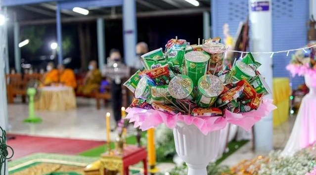 老翁生前抱怨買花浪費錢　葬禮堆「千包泡麵」完成心愿