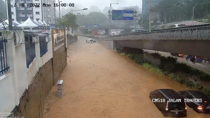 豪雨下不停 隆多個路段爆發水災