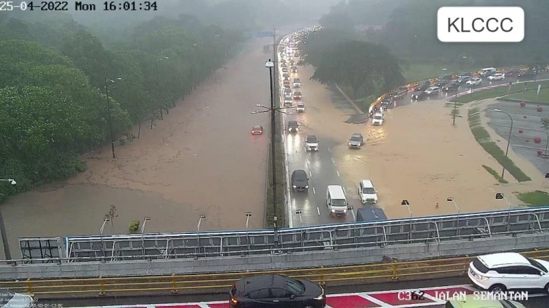 豪雨下不停 隆多個路段爆發水災