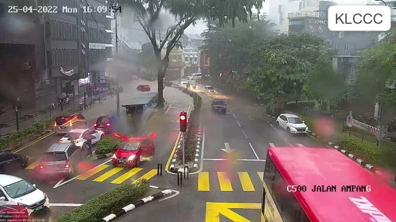 豪雨下不停　隆多個路段爆發水災