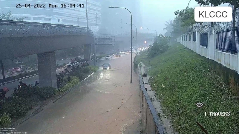 豪雨下不停　隆多個路段爆發水災
