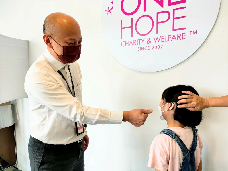 10歲華裔女童雙耳重聽  父母求捐助電子耳蝸費