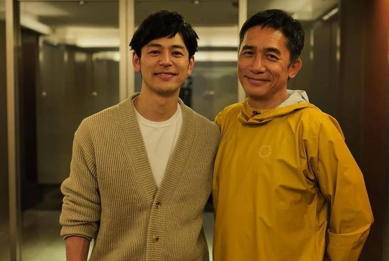 妻夫木聰化身「小粉絲」 與梁朝偉合照