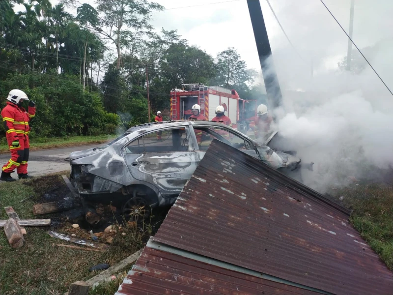 國產車衝出路面 撞燈柱失火燃燒