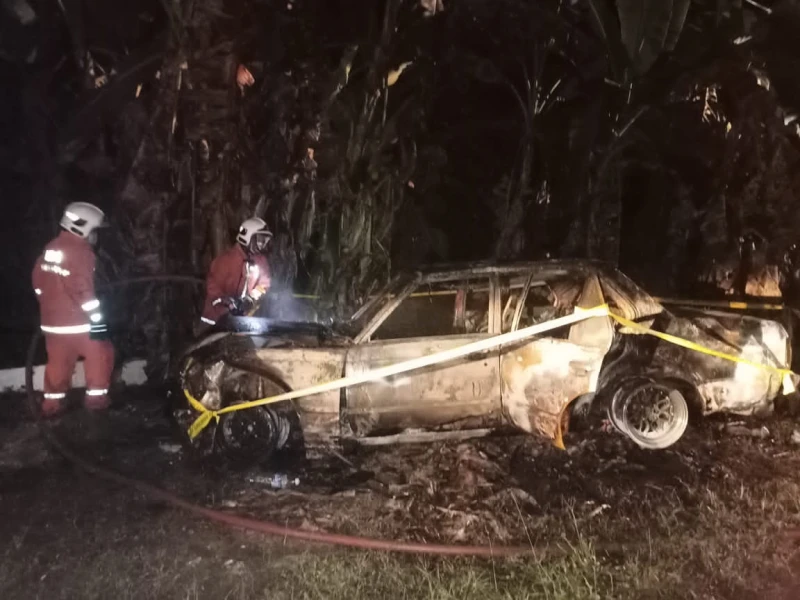 豐田轎車失控撞路提翻覆失火 兩名青年男子急逃命