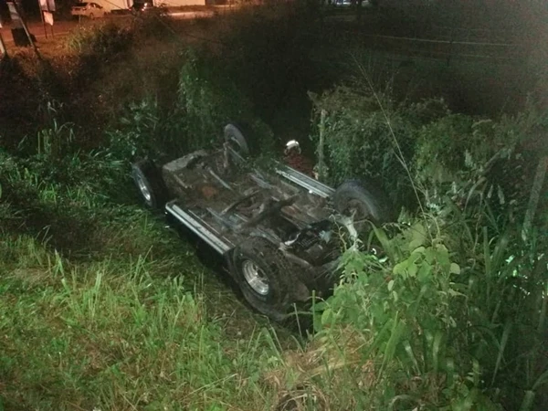 四驅車失控沖落溝 男司機受傷送院