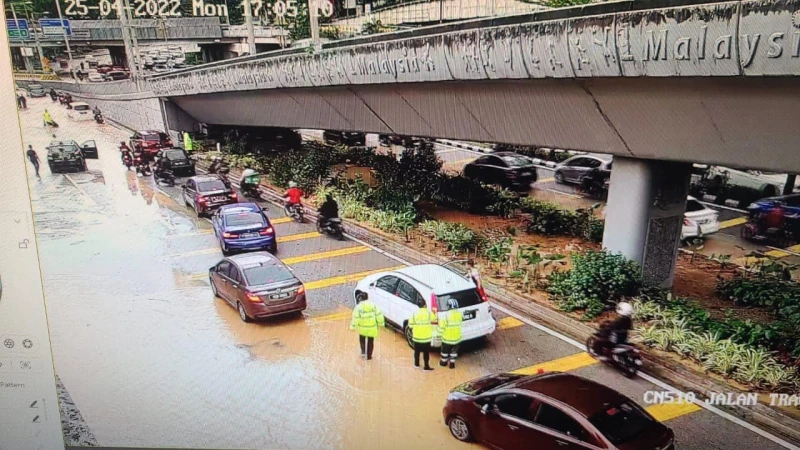 泗岩沫多巴河曾發出水災警報　轎車來不及移走泡在水中
