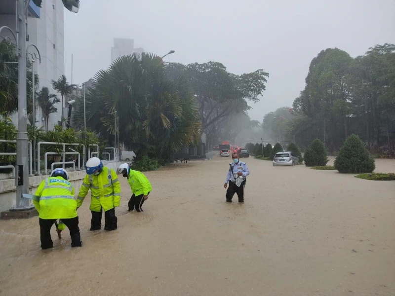 泗岩沫多巴河曾發出水災警報　轎車來不及移走泡在水中
