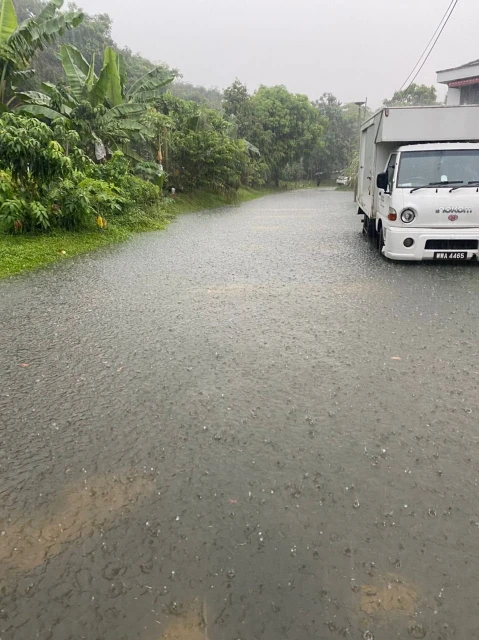 泗岩沫多巴河曾發出水災警報　轎車來不及移走泡在水中