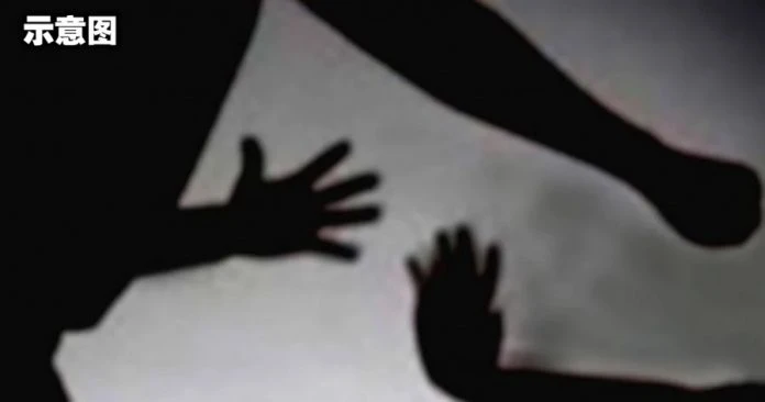 三年級生扇同學一耳光  家長竟到校掐脖子摔地