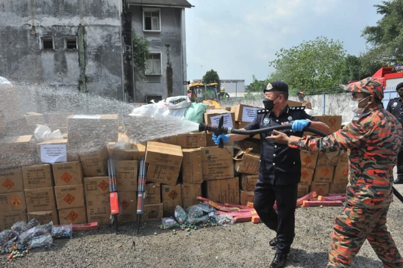 冼都警方上月起獲各類走私菸花　今日銷毀總值417萬令吉