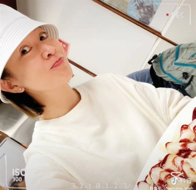 與弟弟到平民小吃店享用美食　佘詩曼獲贊「接地氣女神」