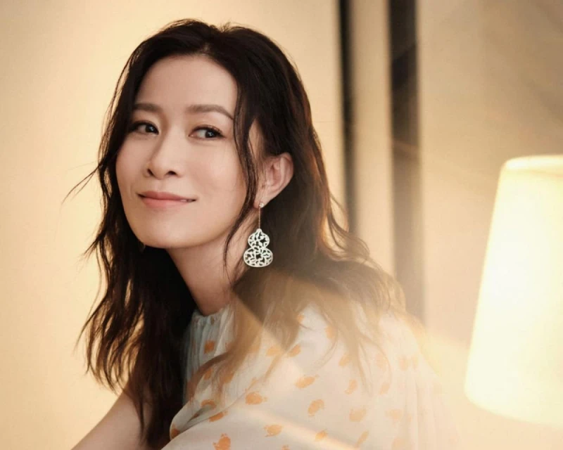 與弟弟到平民小吃店享用美食　佘詩曼獲贊「接地氣女神」