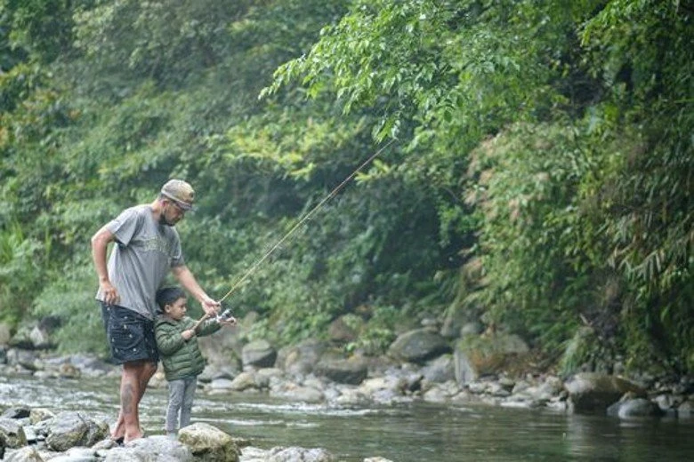 帶兒子溪邊玩險遭撞　張震岳發文開轟被抓包自己也違規