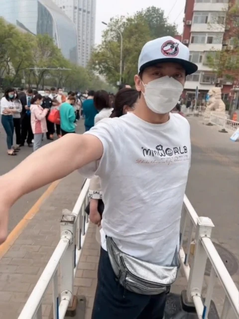 排隊做檢測打扮遭嫌「男神變大叔」　陳曉東：下次穿有型點！