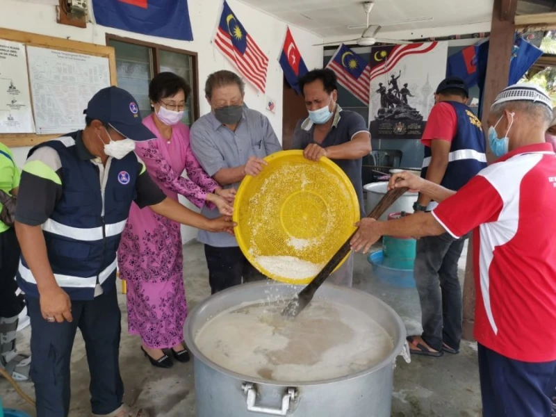 林吉祥:分派齋戒月粥活動 促進守望相助鄰里精神