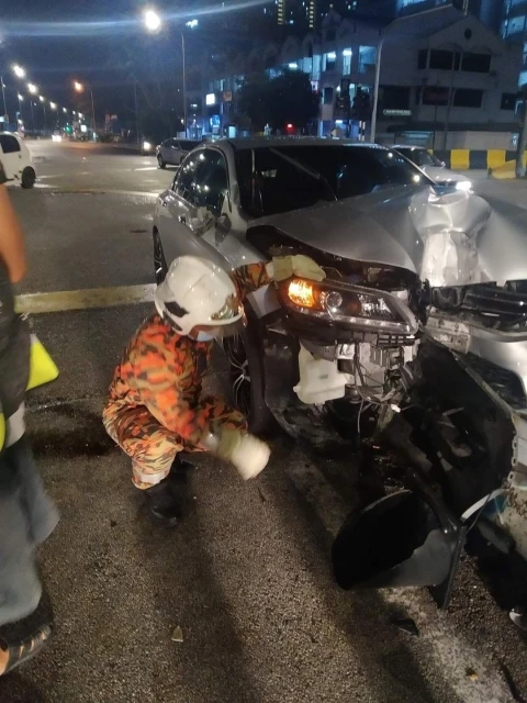 轎車夜間失控撞交通燈　汽油泄滿地