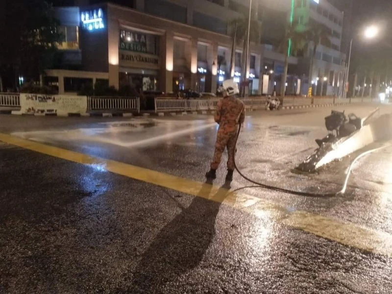 轎車夜間失控撞交通燈　汽油泄滿地