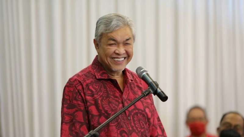 否認找首相解決法庭案  阿末扎希起訴馬哈迪