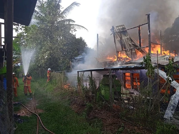 甘榜民宅陷火海 1車3摩哆成廢鐵