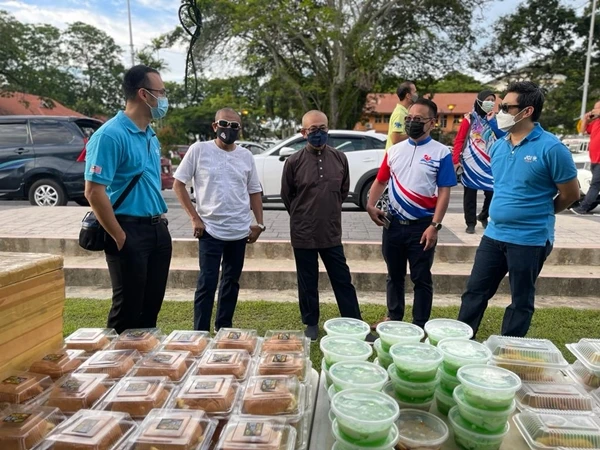 親友席地而坐開齋 閩廣場成打卡熱點