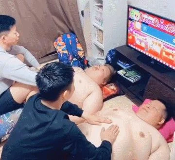 這才是元宇宙？國外小哥用真斧子在遊戲里砍樹，一局下來人痩一圈