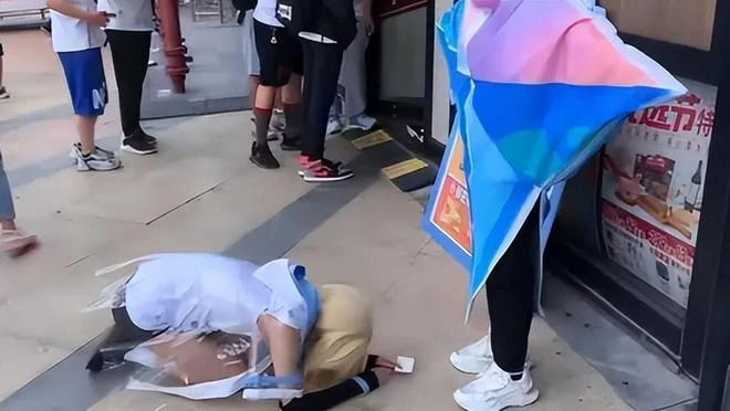 原神X必勝客：天價盤子，魔怔人在必勝客門口，大搞下跪？