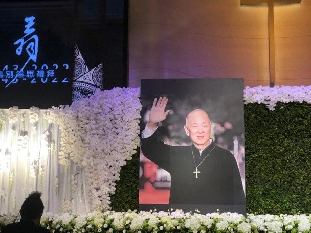 王馨平三姐妹淚送父親王羽　透露舅舅曾江身後事安排