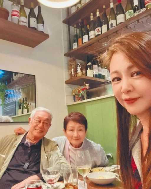 王馨平三姐妹淚送父親王羽　透露舅舅曾江身後事安排